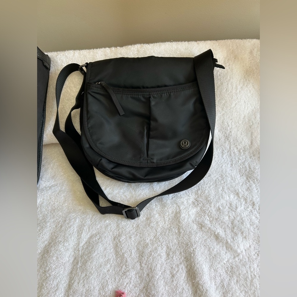 Lululemon The Essentials Bag - Picture 9 of 14